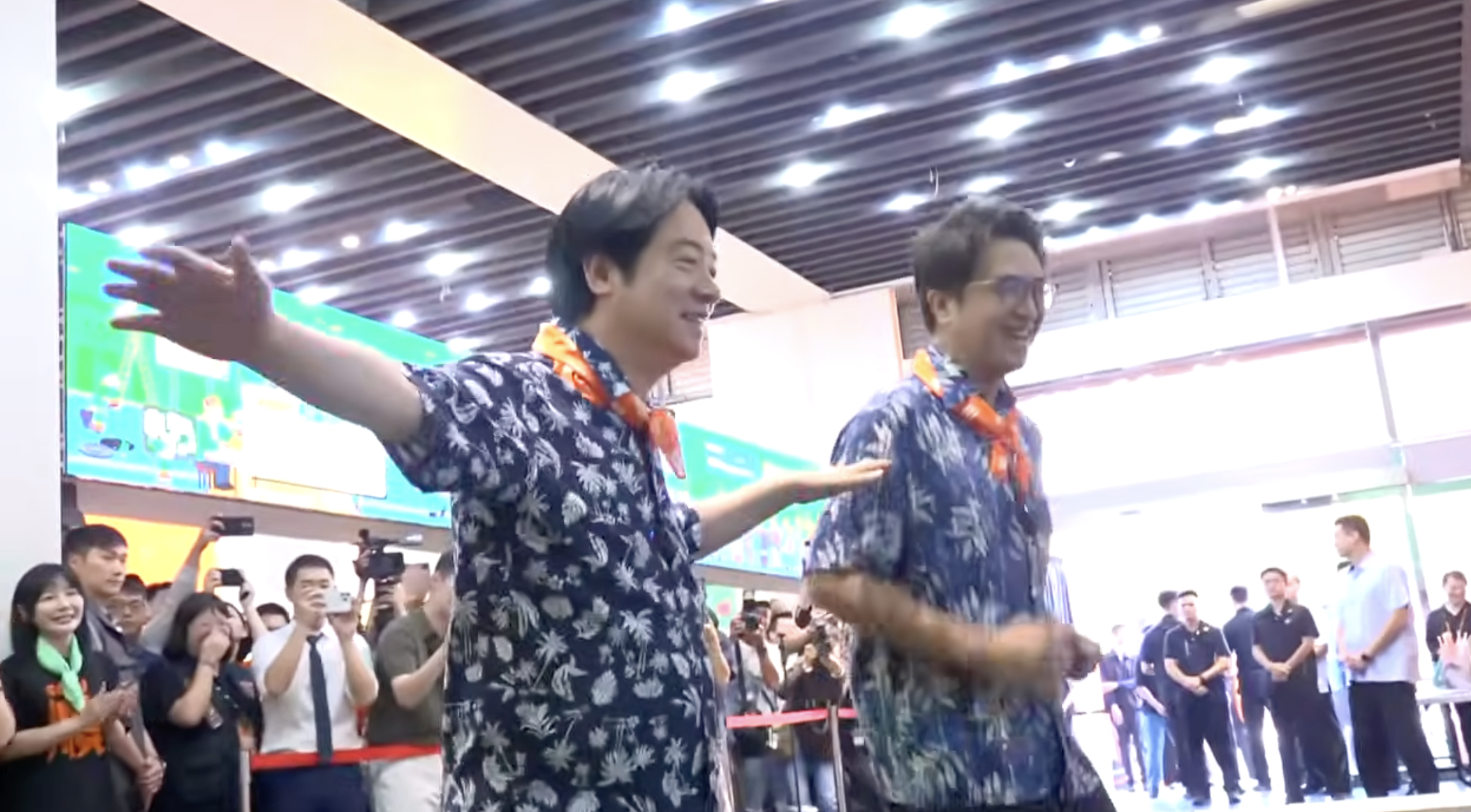  賴清德在親子互動區與沈伯洋跑跑跳跳。 圖：翻攝自共訊 