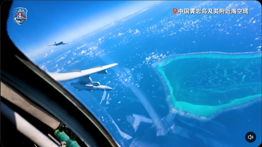  中國解放軍南部戰區黃岩島戰備警巡。官方發布的影片刻意凸顯戰機「掛彈」、俯瞰黃岩島潟湖。 圖：截取「X」@ChinaMilBugle 