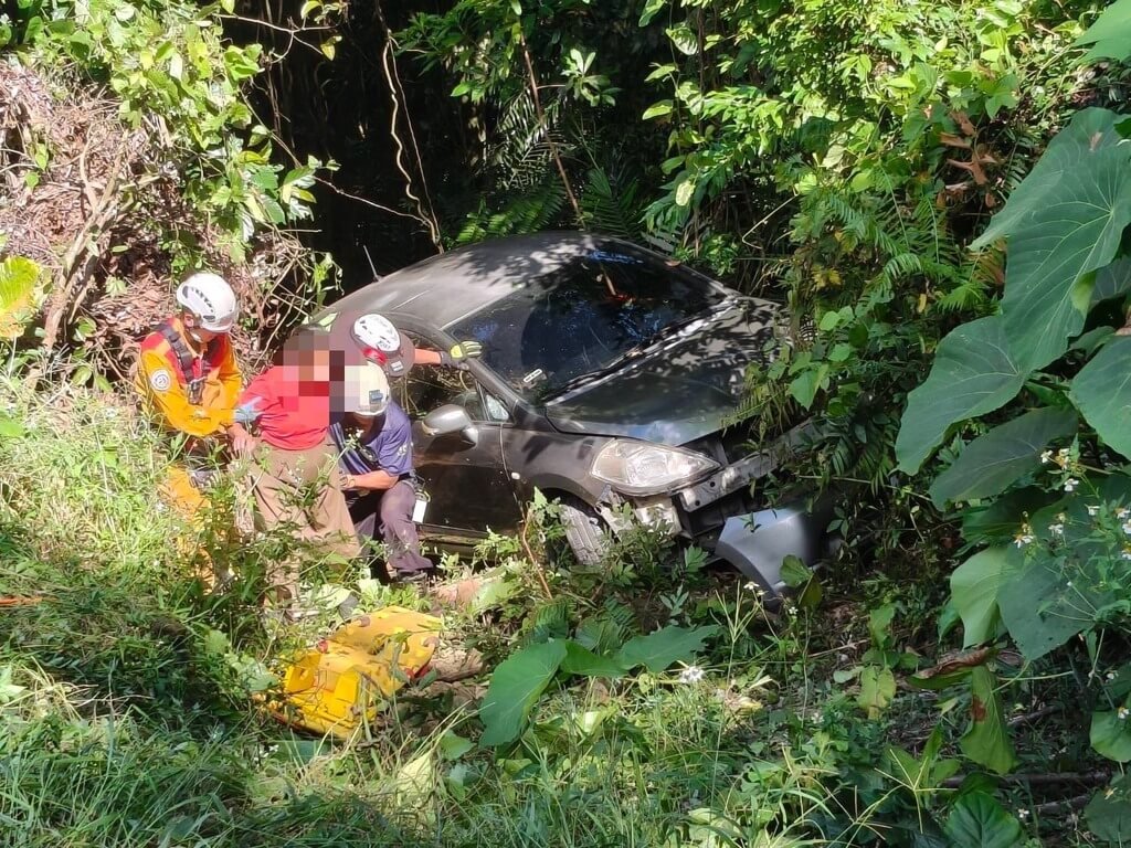 靠GPS導航 民眾開車誤入竹崎山區翻落邊坡獲救