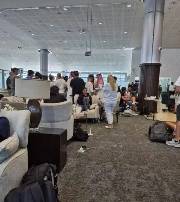  flydubai航空班機飛機迫降在沙烏地機場，機上旅客驚魂未定地在大廳上休息。 圖 : 翻攝自牛彈琴 