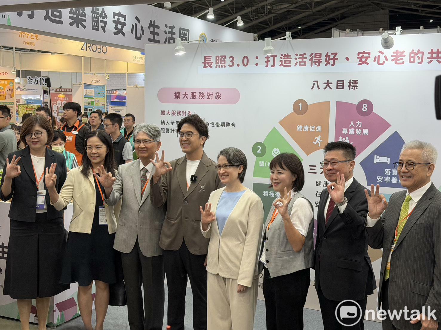  蕭美琴、沈伯洋逛「第七屆台北國際照顧博覽會」。 圖：高逸帆／攝 