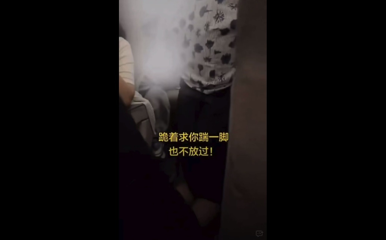 (影) 空姐下跪給踹求放過? 傳「市長公子」被餐車碰到暴怒辱罵 東航未回應