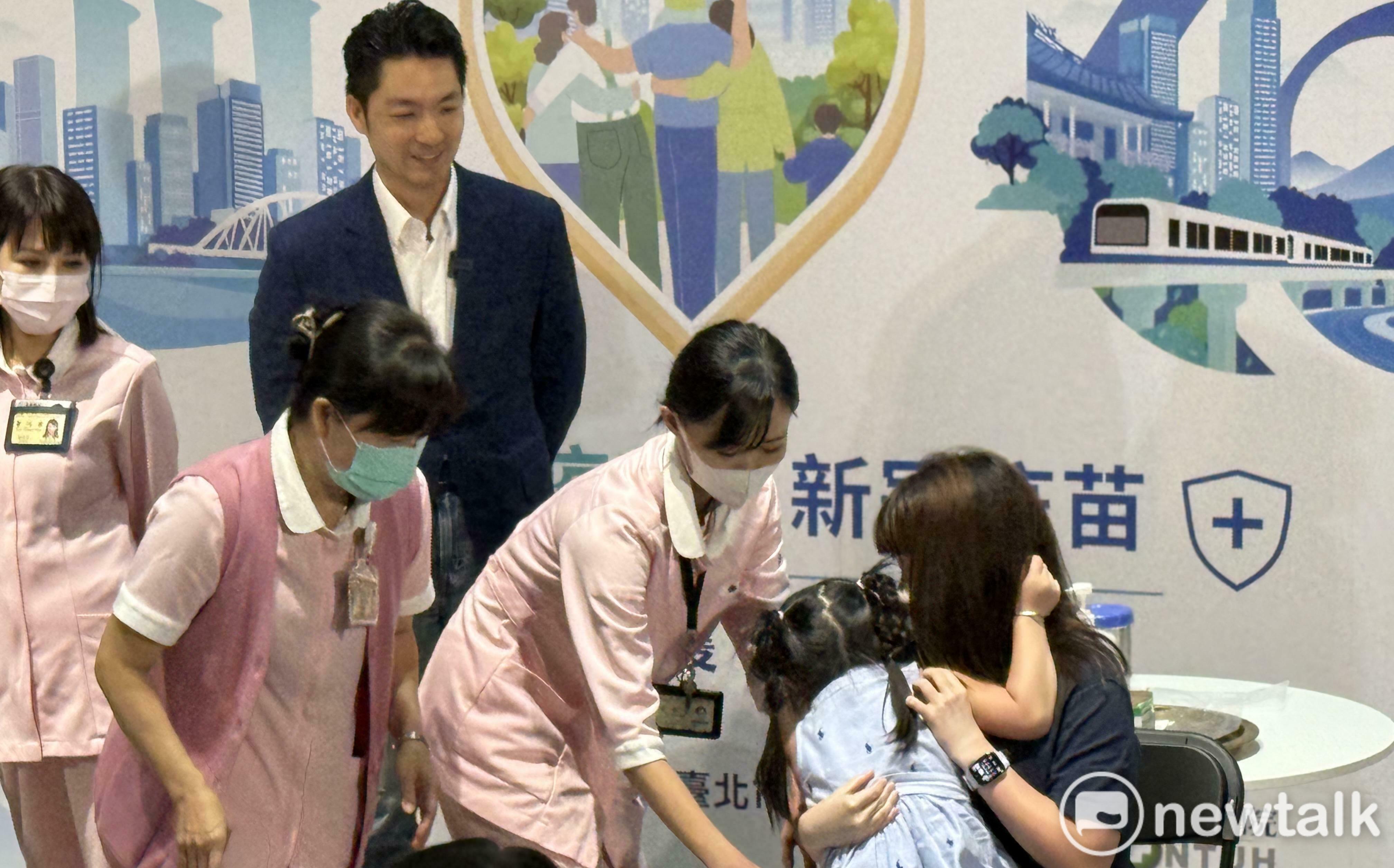 北市公費疫苗開打 女童接種前嚇哭喊「不要」、打完跑向蔣萬安討抱