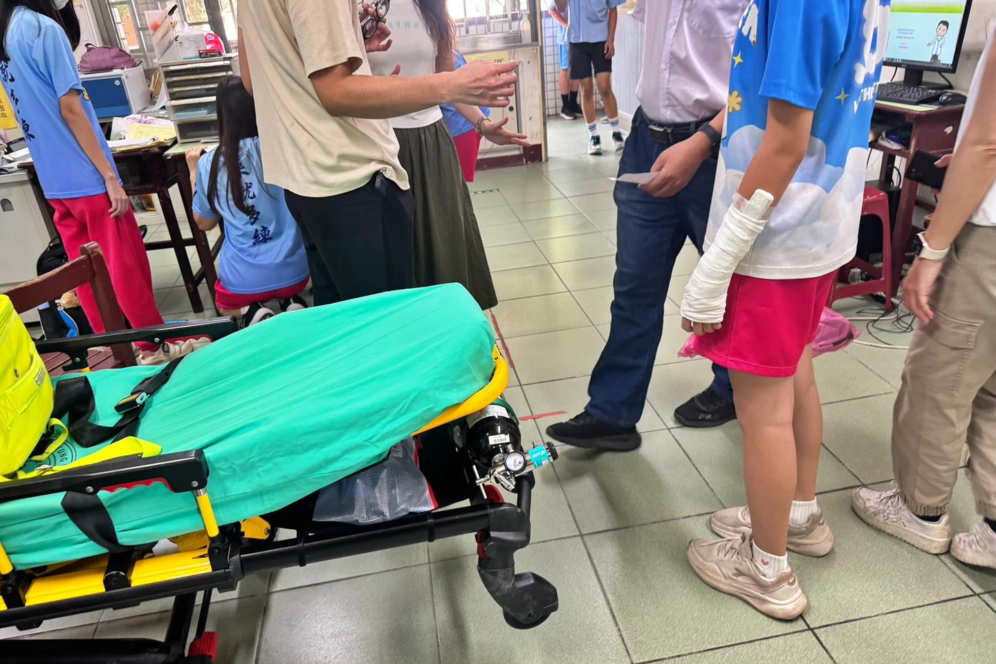 台南某國中防狼噴霧外洩!8師生集體不適 校方:玩耍踢倒