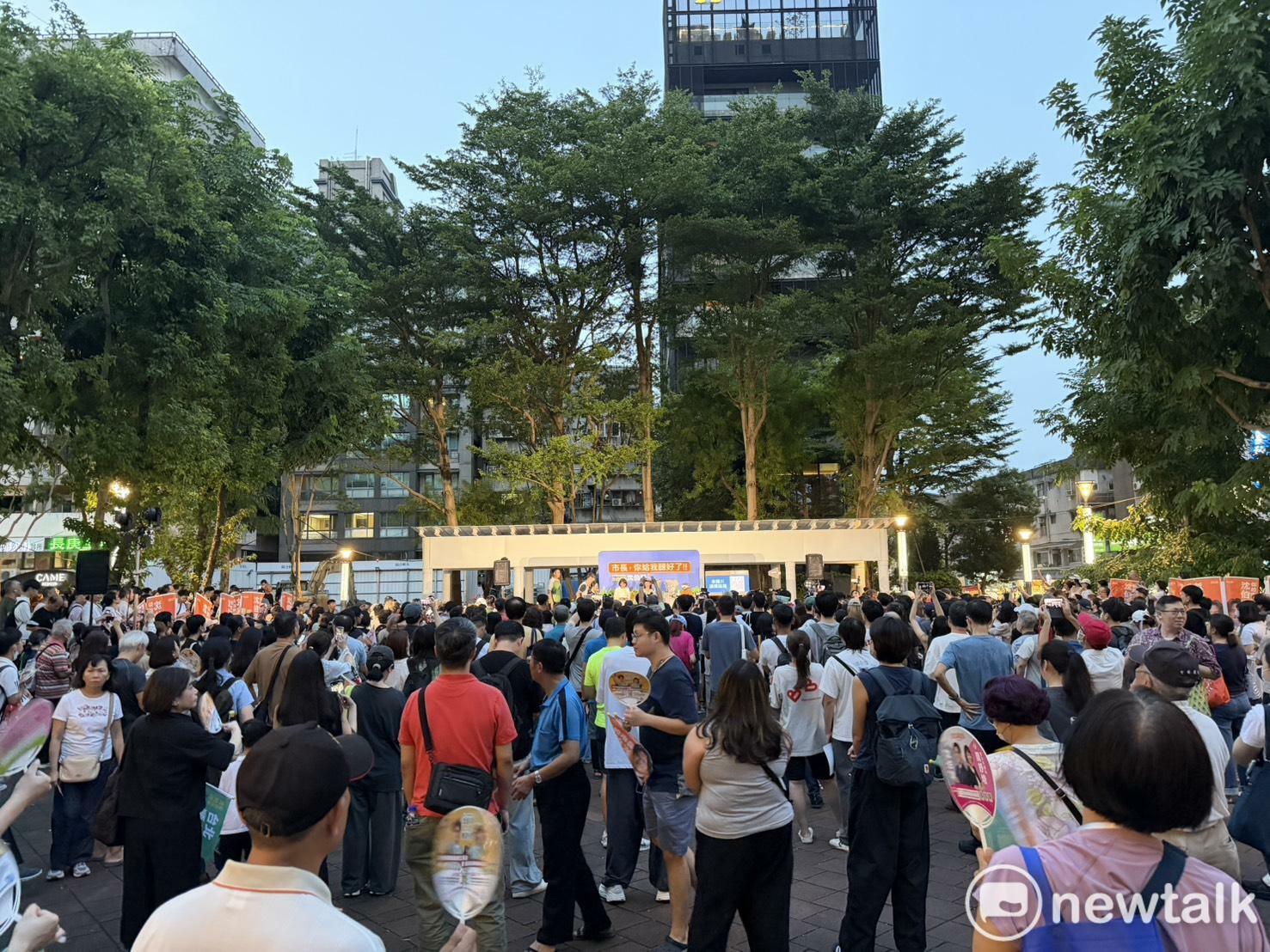  沈伯洋在大安區瑠公公園舉辦「市長，你給我聽好了」肥皂箱活動，現場人潮。 圖：高逸帆／攝 