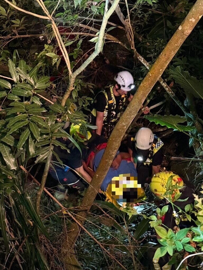 苗61線轎車深夜翻落邊坡 男獲救測出酒駕遭送辦