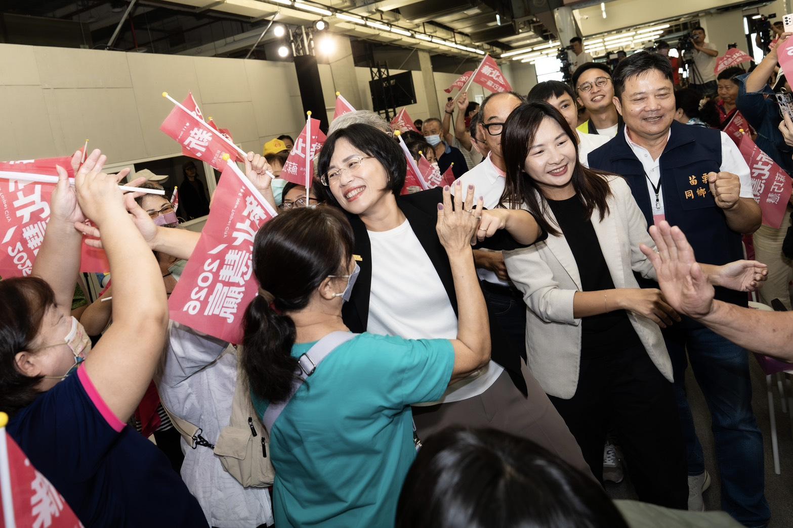 蘇巧慧與苗栗縣長候選人陳品安步入會場時，眾人一邊揮舞旗幟，一邊高喊「蘇巧慧凍蒜！陳品安凍蒜！」，氣氛相當熱烈。 圖：蘇巧慧競總提供 