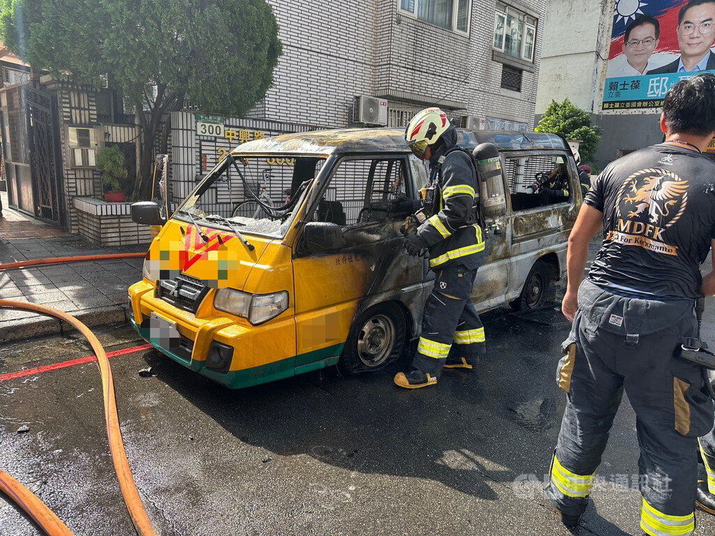 新北新店幼兒園校車路邊起火 駕駛幼童及時逃生