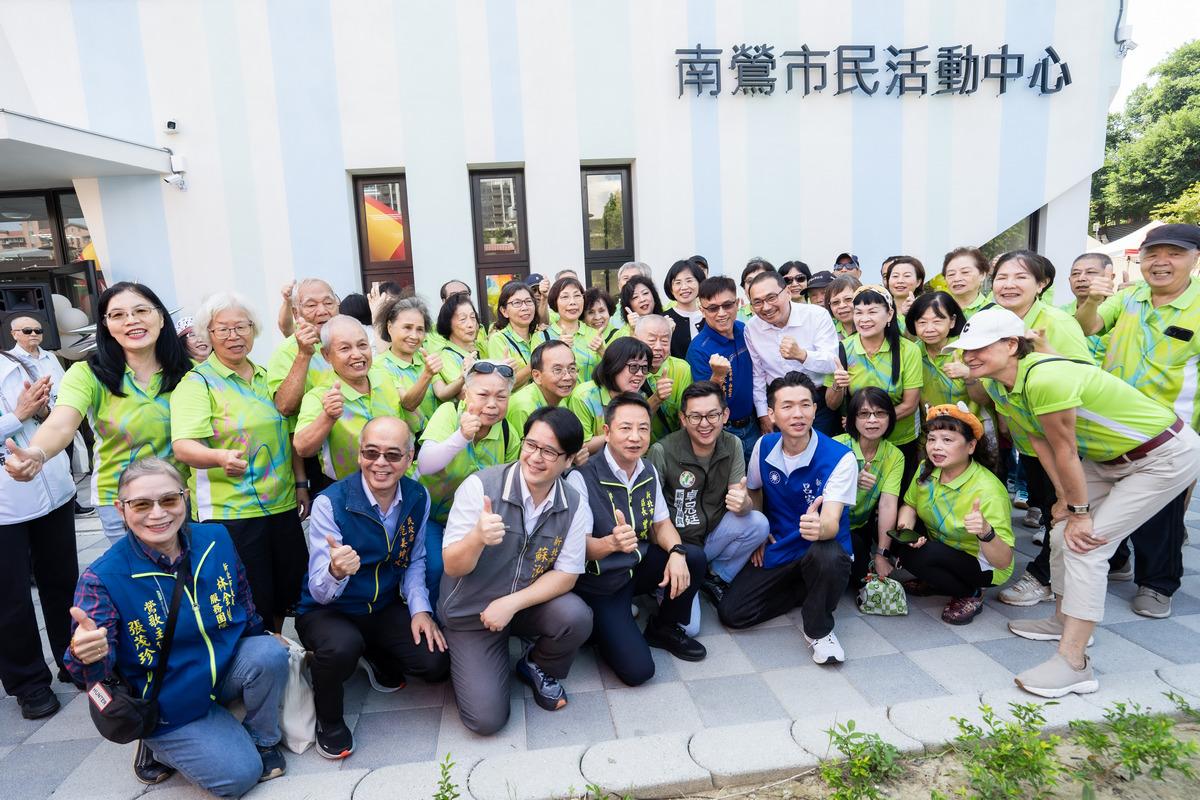  新北市長候選人、立法委員蘇巧慧今（2）日出席鶯歌「南鶯市民活動中心」落成啟用典禮，與新北市長侯友宜、新北市議員卓冠廷、蘇泓欽，以及新北市議員廖宜琨、彭一書服務團隊共同見證地方重要建設完成。 圖：蘇巧慧競辦提供 