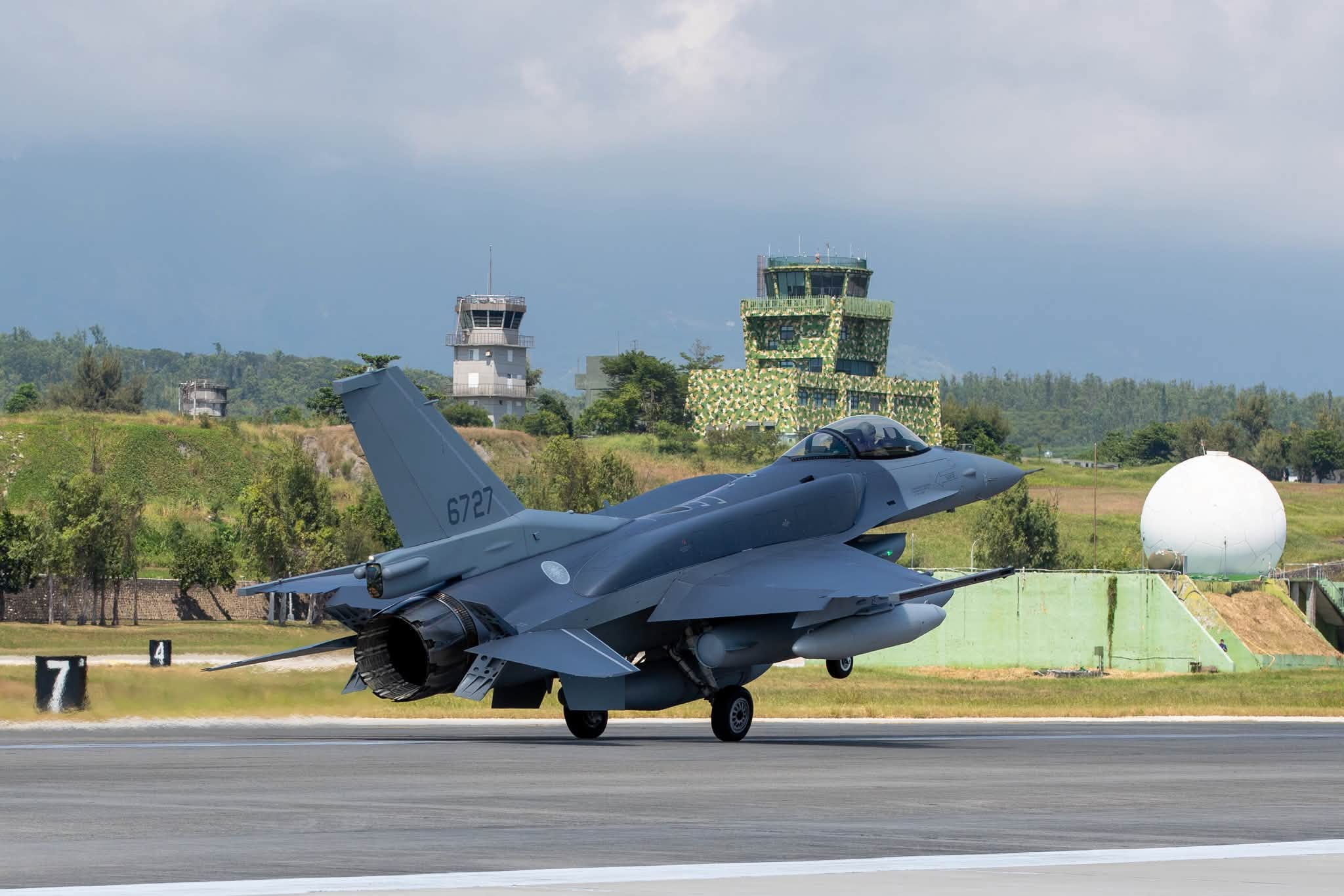  台灣向美國採購的首批兩架F-16V BLK70戰機抵達台灣。 圖：翻攝自賴清德臉書 