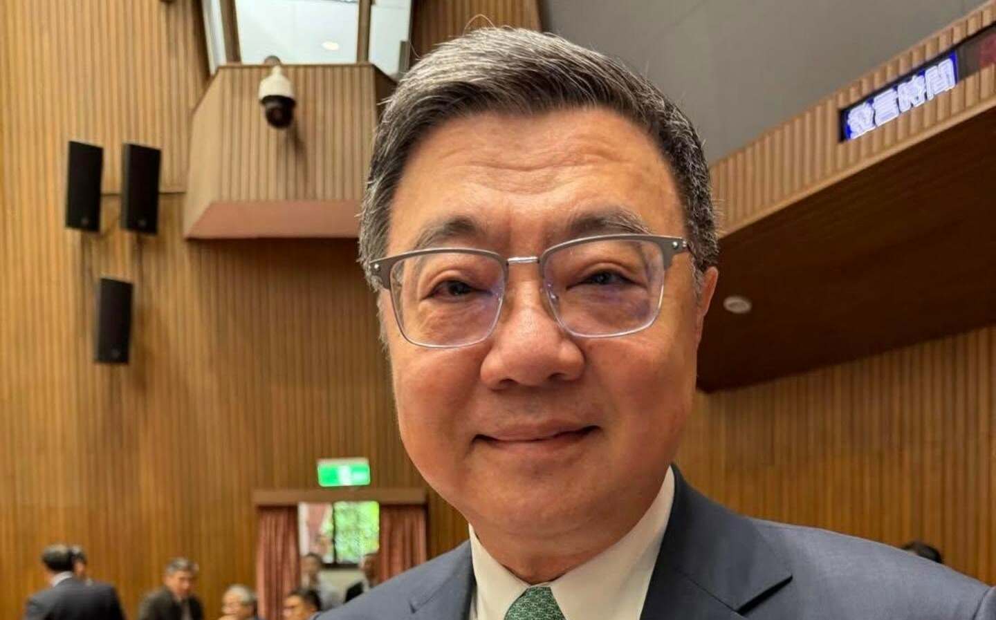 卓榮泰議場秀「船員證」 國民黨:若拿公務手機助選就依法究責