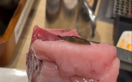 中秋吃燒肉驚見蛞蝓爬肉盤!店員一句「很多隻」客人傻眼