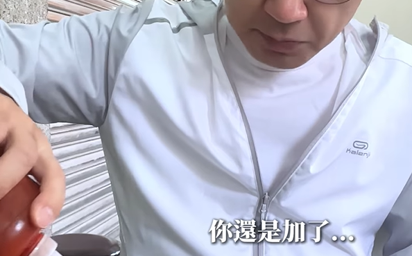 (影)東泉沾雞蛋糕引戰火?江啟臣CF吃炒麵 黃健豪笑喊:別亂加!