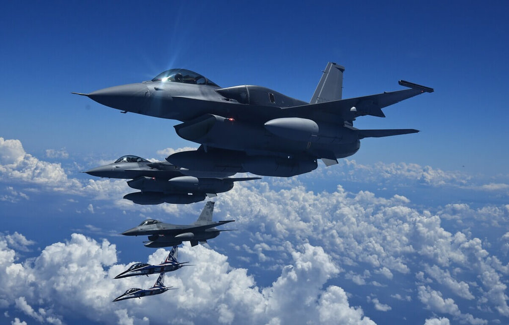 俯瞰太平洋濱 首批2架F-16V blk70返台空拍照公開