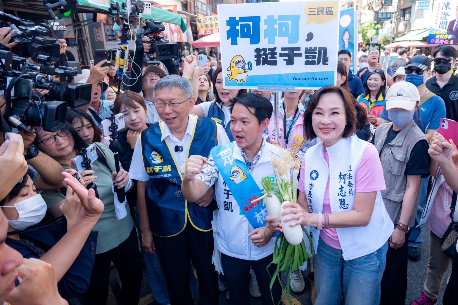 合體柯文哲陽明市場掃街 柯志恩:高雄藍白合力拚議員全壘打