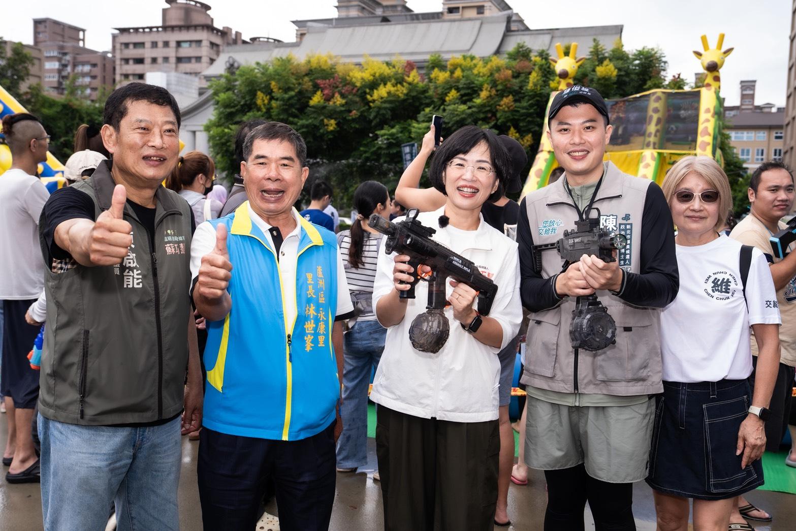 新北市長候選人、立法委員蘇巧慧出席新北市議員候選人陳俊維的「水趣親子氣墊嘉年華」。 圖：蘇巧慧競辦提供 