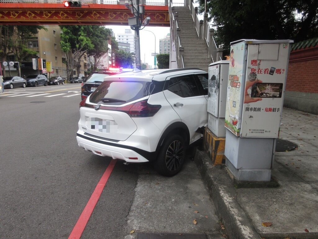 男子台中毒駕失控撞天橋 3大學生晨跑遭波及