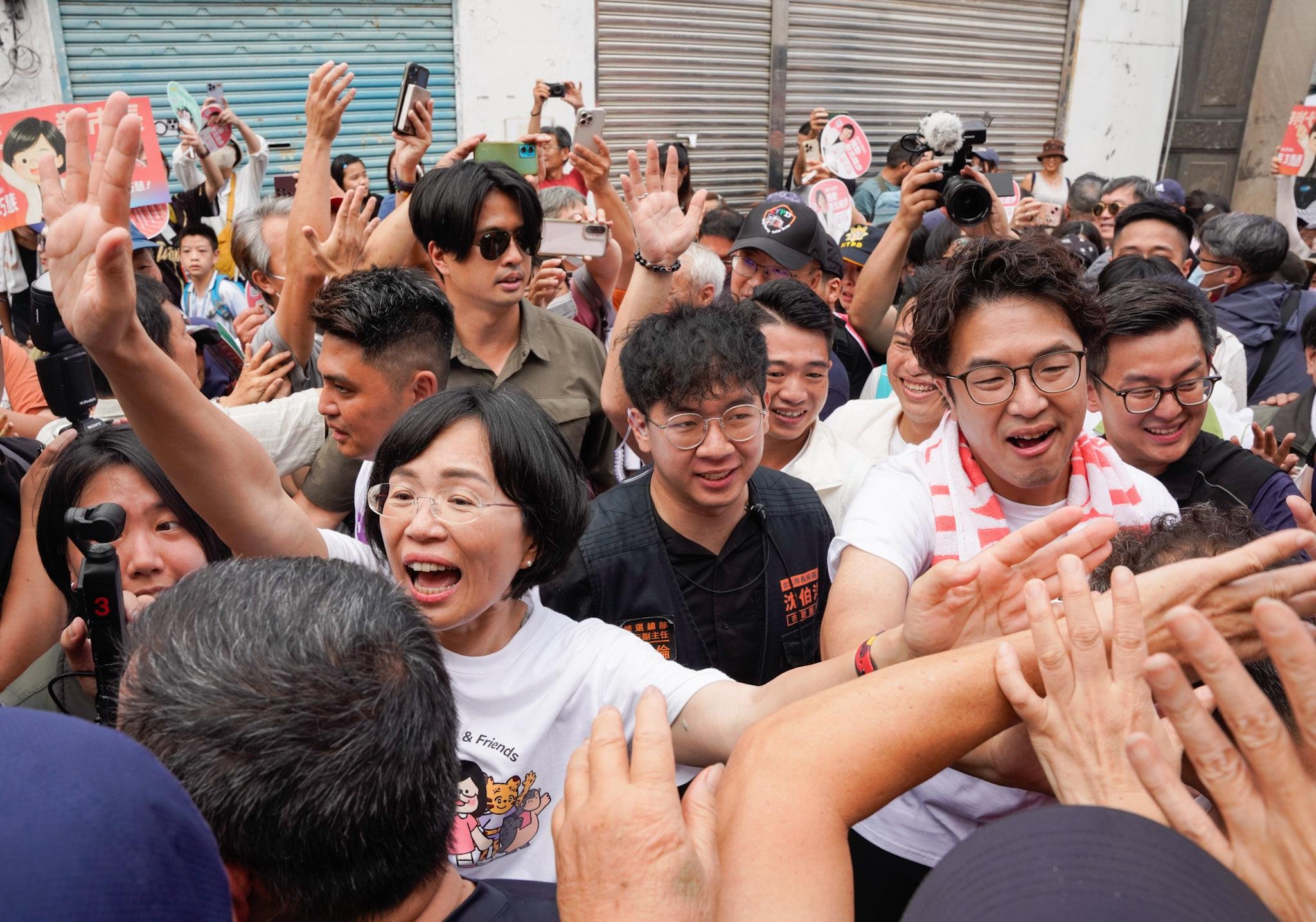  民進黨台北市長候選人沈伯洋與新北市長參選人蘇巧慧今日前往新北市三峽區掃街拜票。 圖：張良一/攝 