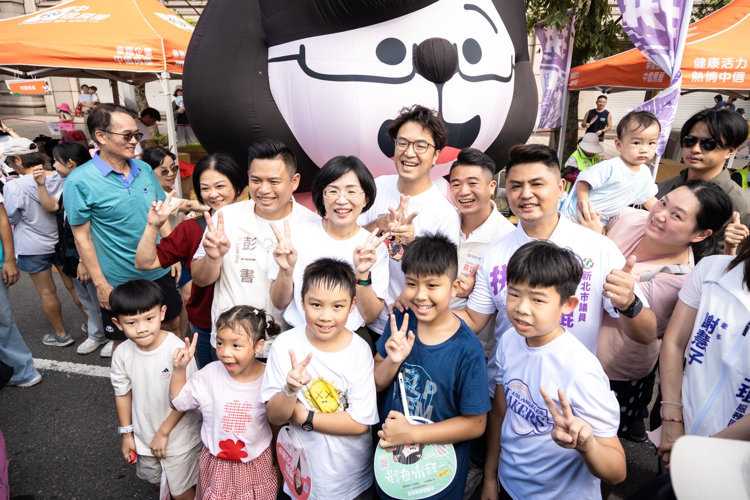  蘇巧慧指出，瘋北大活動每年都會在這個時間點把馬路讓給孩子，成為孩子們遊戲的天堂，而她所推出「95公分視角」的友善城市就是從這裡開始一步步做起。 圖：蘇巧慧競總提供 
