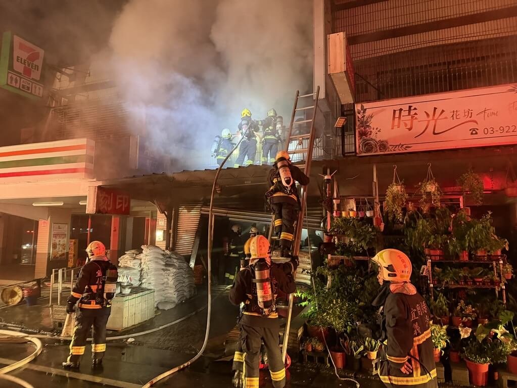 宜蘭員山建材行大火 4人命喪火窟