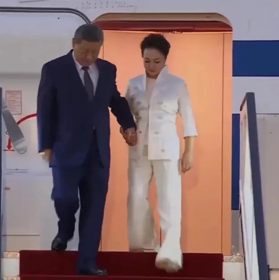 與華府川習會出現同樣的場景，習近平日前搭乘專機前往吉爾吉斯出席上海合作組織峰會並進行國事訪問，下機時也由妻子彭麗媛當成拐杖「攙扶」。 圖：翻攝X（前推特） 