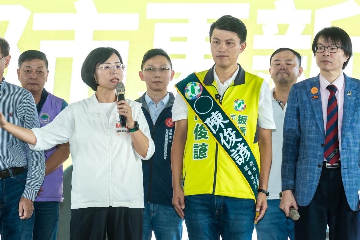  蘇巧慧除了向現場鄉親大力推薦「議會即戰力」陳俊諺，更提出板橋未來發展的完整藍圖。 圖：蘇巧慧競總提供 