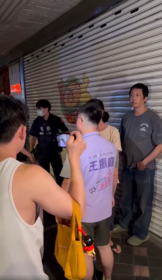  綠黨指出，根據現場工作人員及消費者轉述，警方進入店內後，疑似尚未出示搜索票，便先對員工進行人身壓制。 圖：綠黨提供 