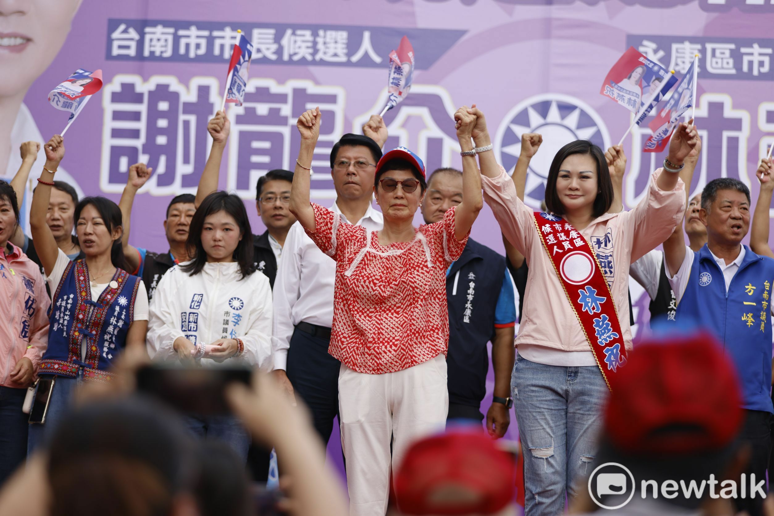 馬以南站台披彩帶謝龍介授戰旗 林燕祝永康聯合競選總部成立