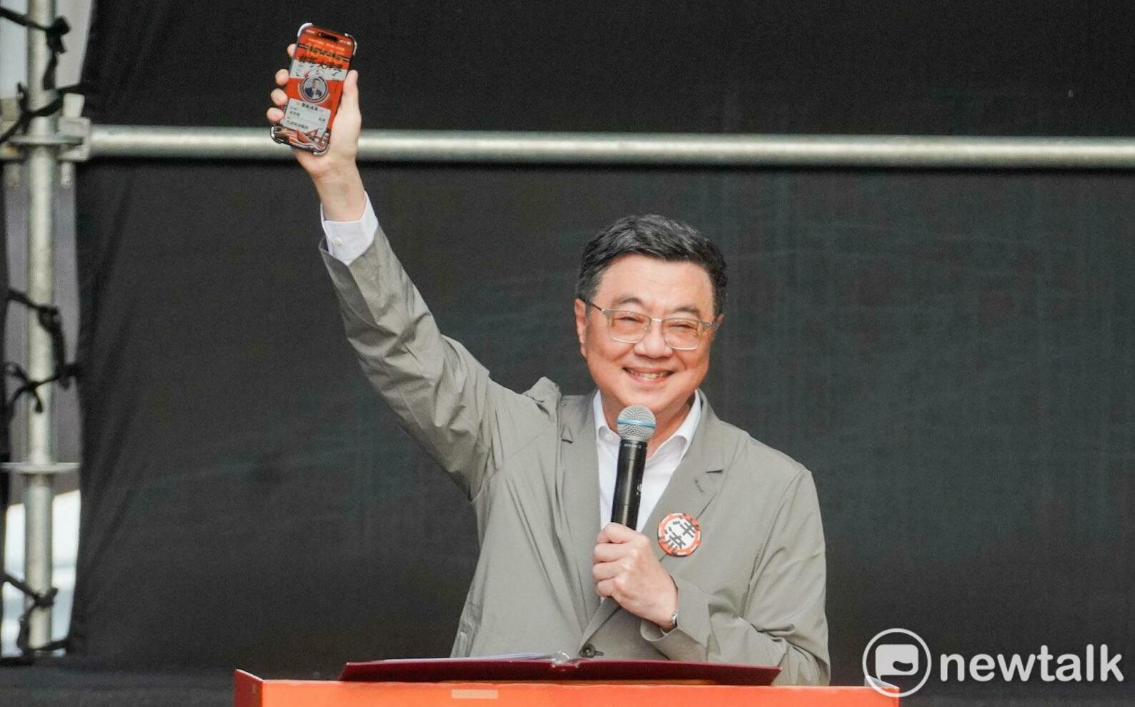手機秀沈伯洋船員證嗆立法院!卓榮泰認證「洋流」湧到行政院史上人潮最多