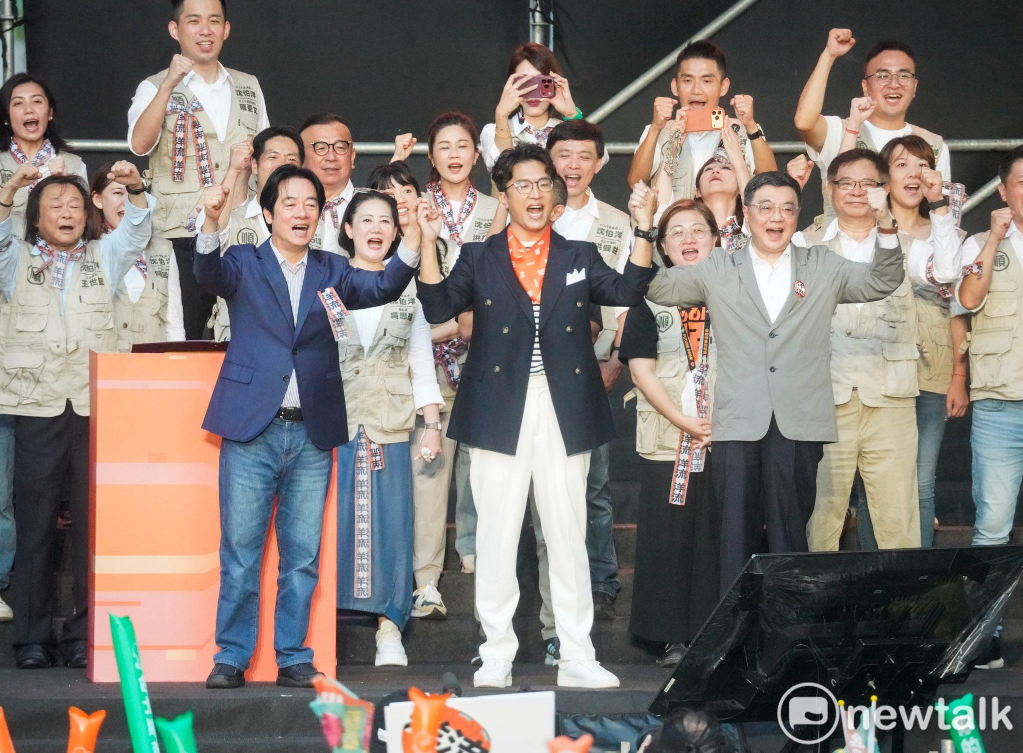  賴清德、卓榮泰一同與沈伯洋牽手喊凍蒜。 圖：張良一／攝 