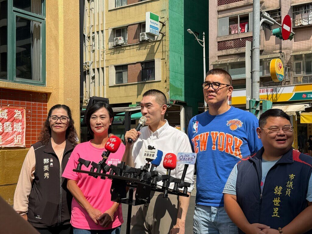 連勝文陪謝國樑市場懇託 讚揚有能力帶領基隆進步