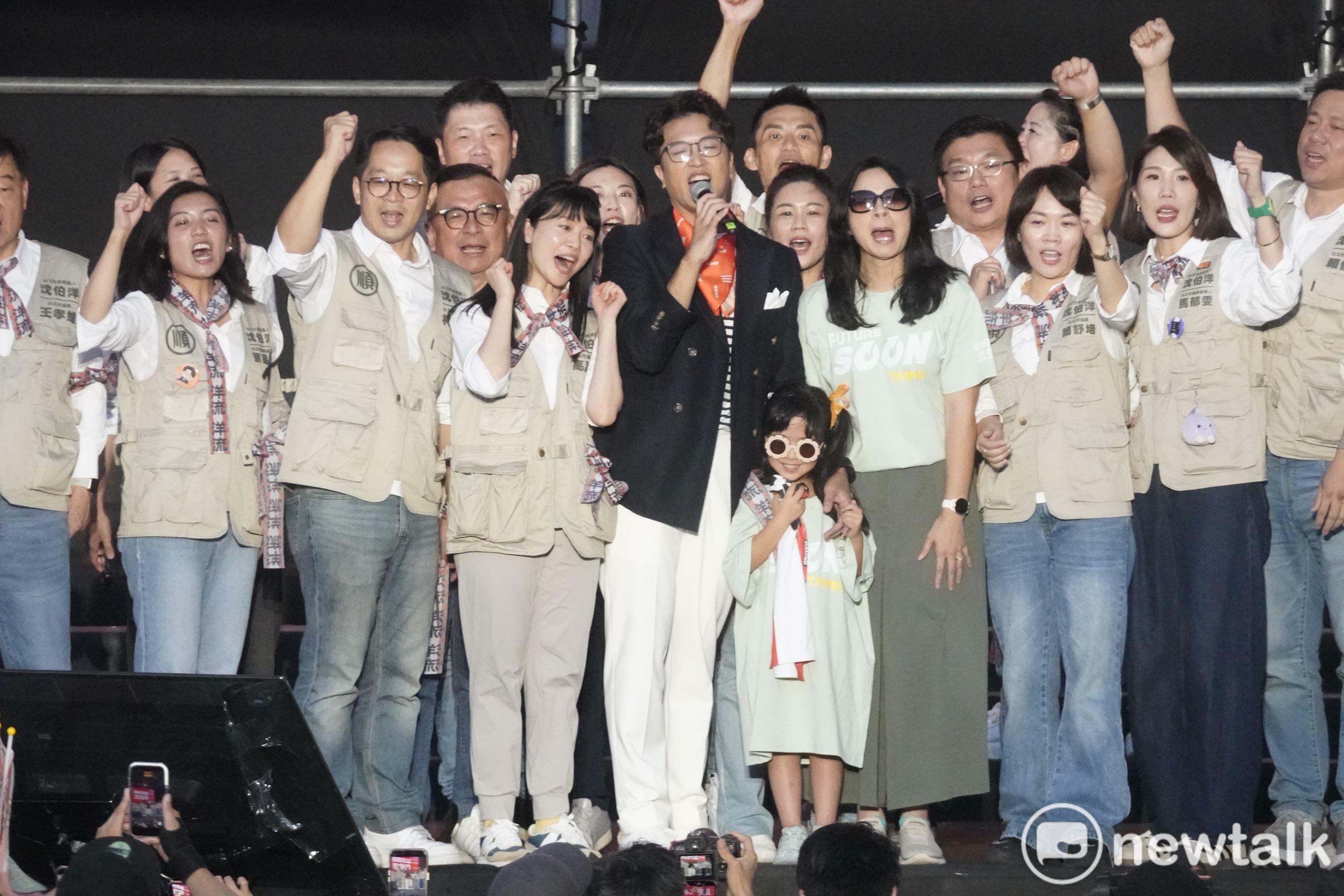  沈伯洋競總成立，彩蛋與妻子、女兒高唱台北順起來。 圖：張良一／攝 