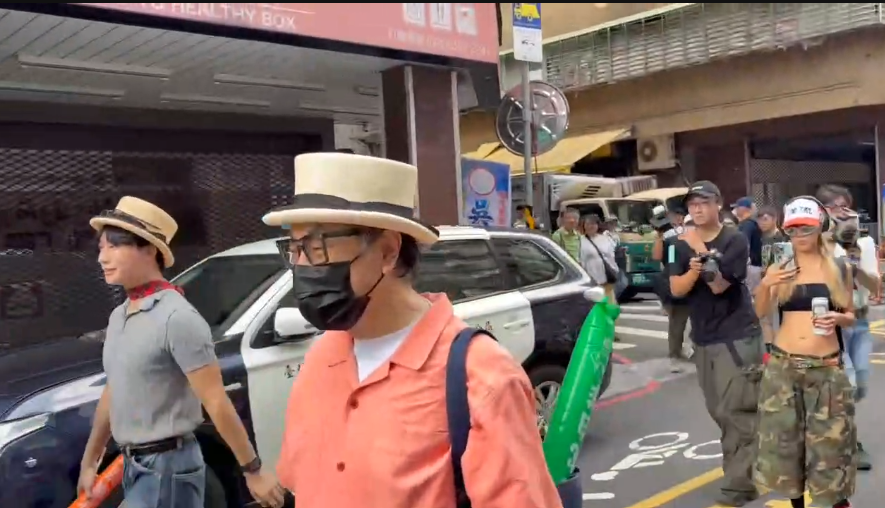 蔡康永現身沈伯洋造勢現場 作家:將讓中立選民加速跟進