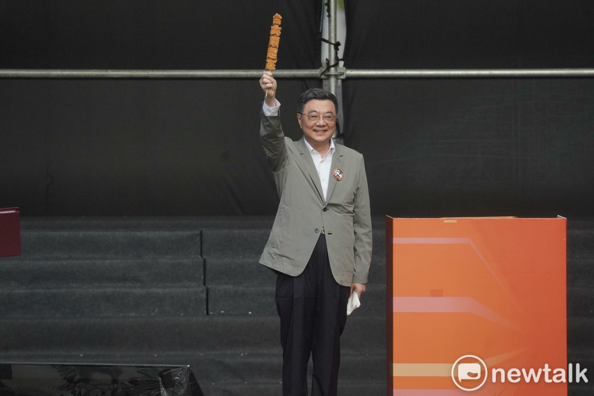  卓榮泰秀出「台北順起來」的雞蛋糕。 圖：張良一／攝 