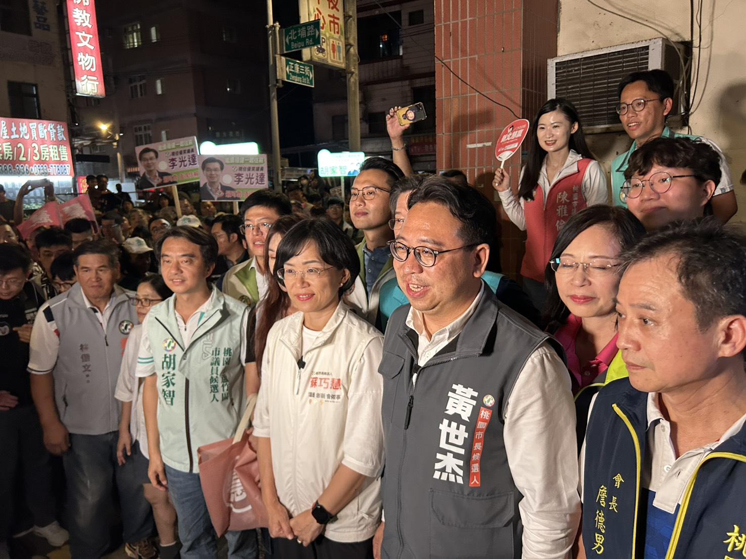 合體蘇巧慧夜市掃街 黃世杰拋桃園新北「交通、文化4大政見」