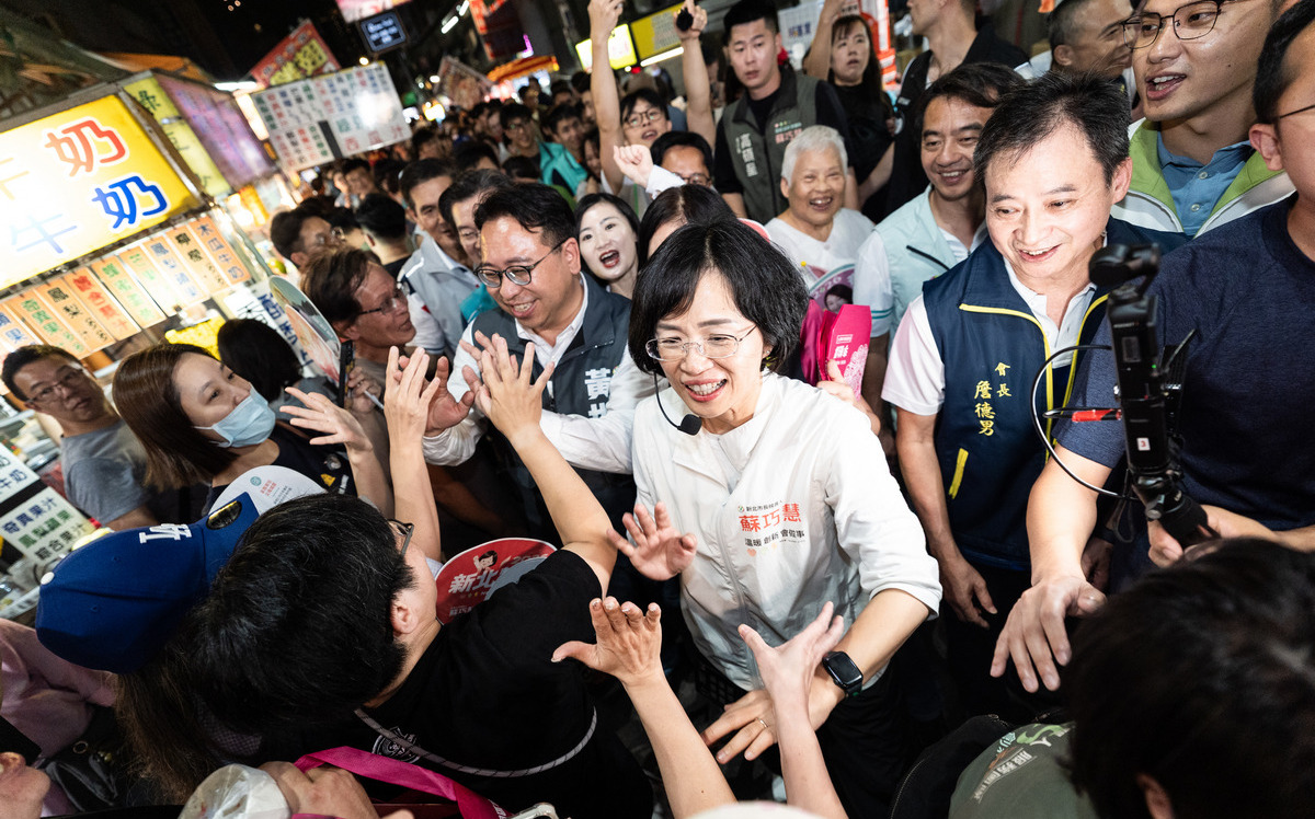 「杰伴慧聚」蘇巧慧、黃世杰桃園夜市掃街人氣爆棚 樹林鄉親、北一女同學專程相挺