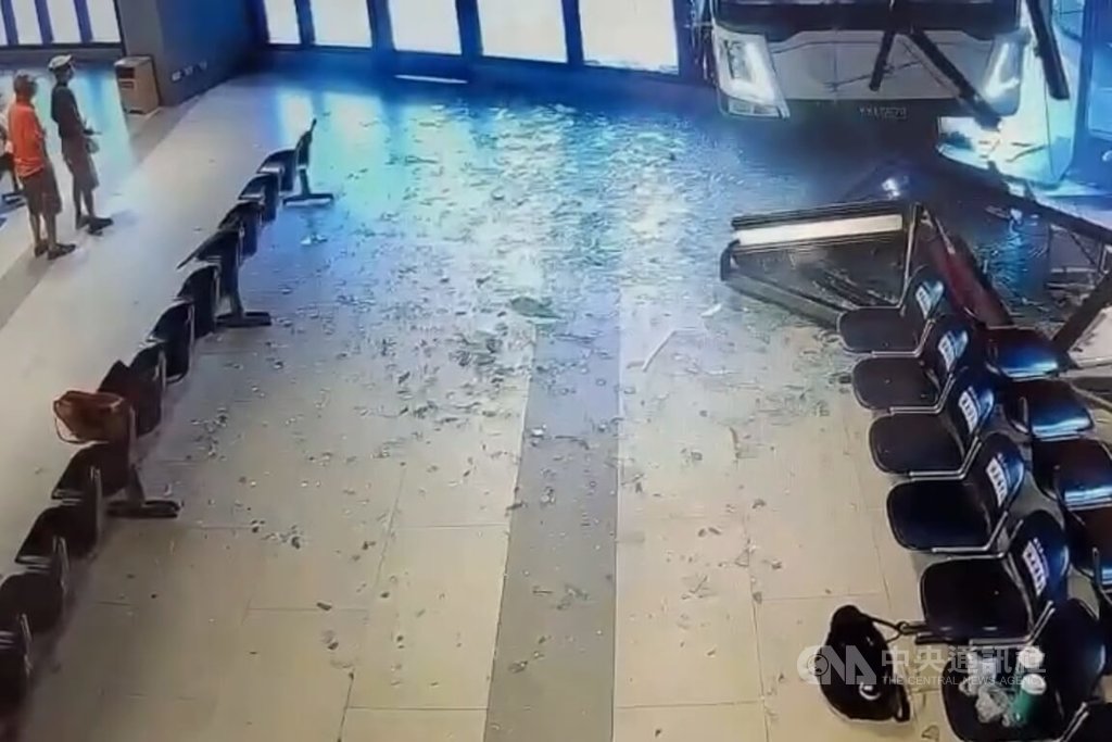 長庚醫院交通車撞進轉運站候車區 2民眾玻璃噴濺輕傷