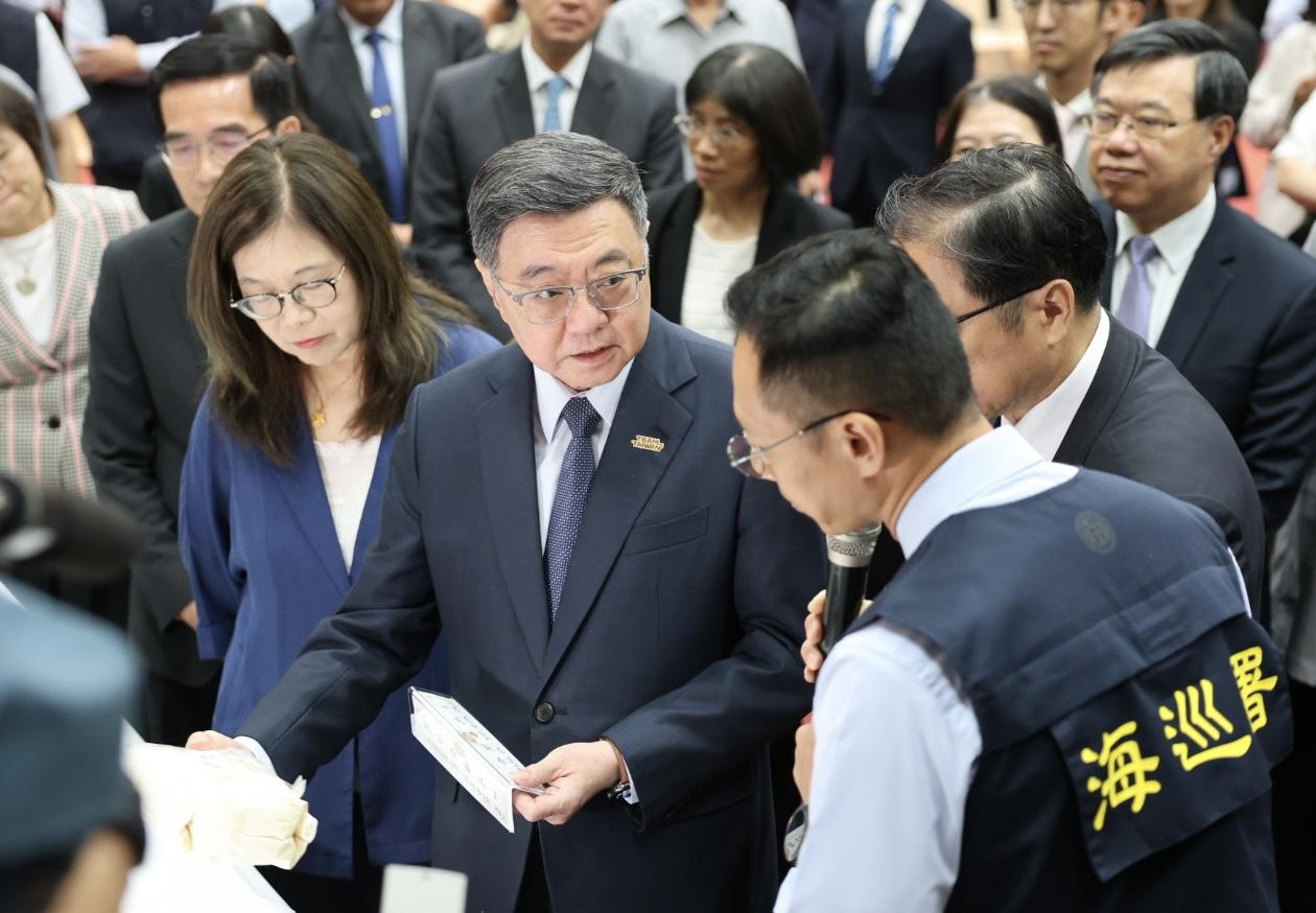  行政院長卓榮泰、海委會主委管碧玲和海巡人員互動。 圖：海巡署提供 