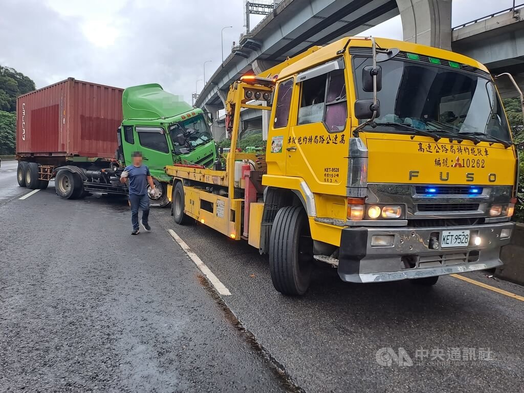 國道1號泰山路段小客車撞大貨車 幸無人傷