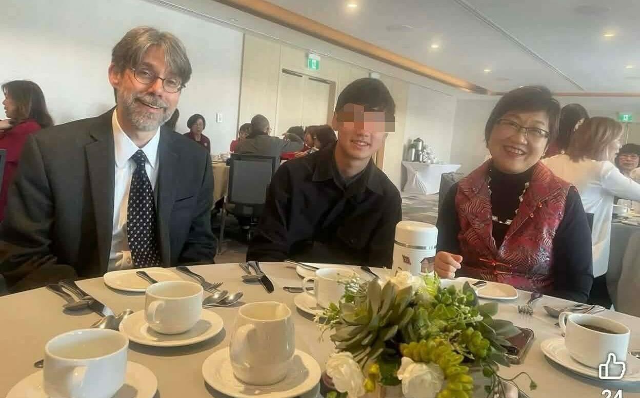 徐佳青帶兒出訪「因為是媽媽」 外交部緩頰惹火白營:以後都能比照?