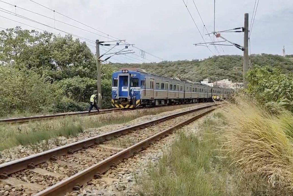 侵入軌道遭台鐵區間車撞擊 男性死者身分待查