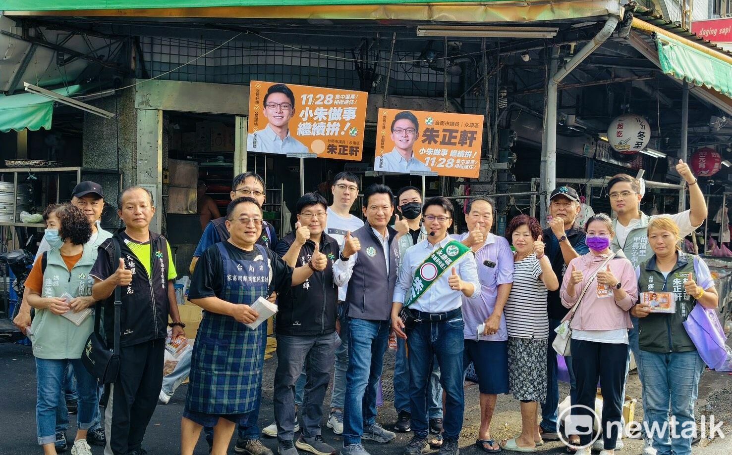 肯定朱正軒用心交通建設 林俊憲陪同掃兵仔市 鄉親送菜頭祝「好彩頭」