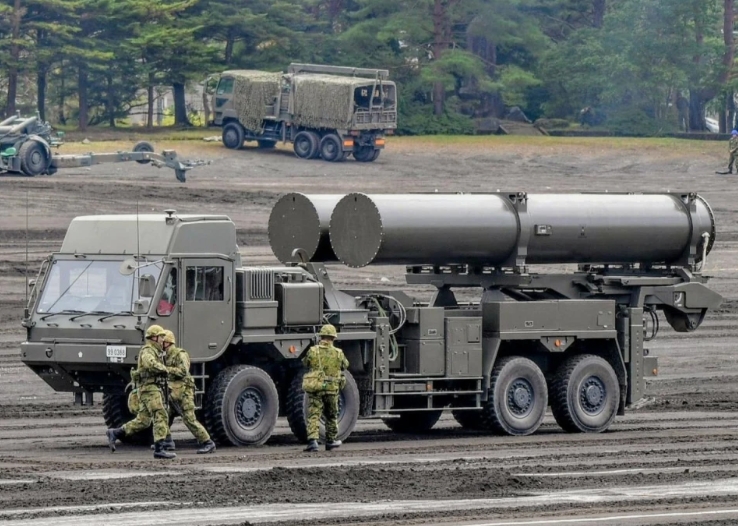  日本陸上自衛隊員操作25式超高速滑翔彈。 圖 : 翻攝自零度Military 