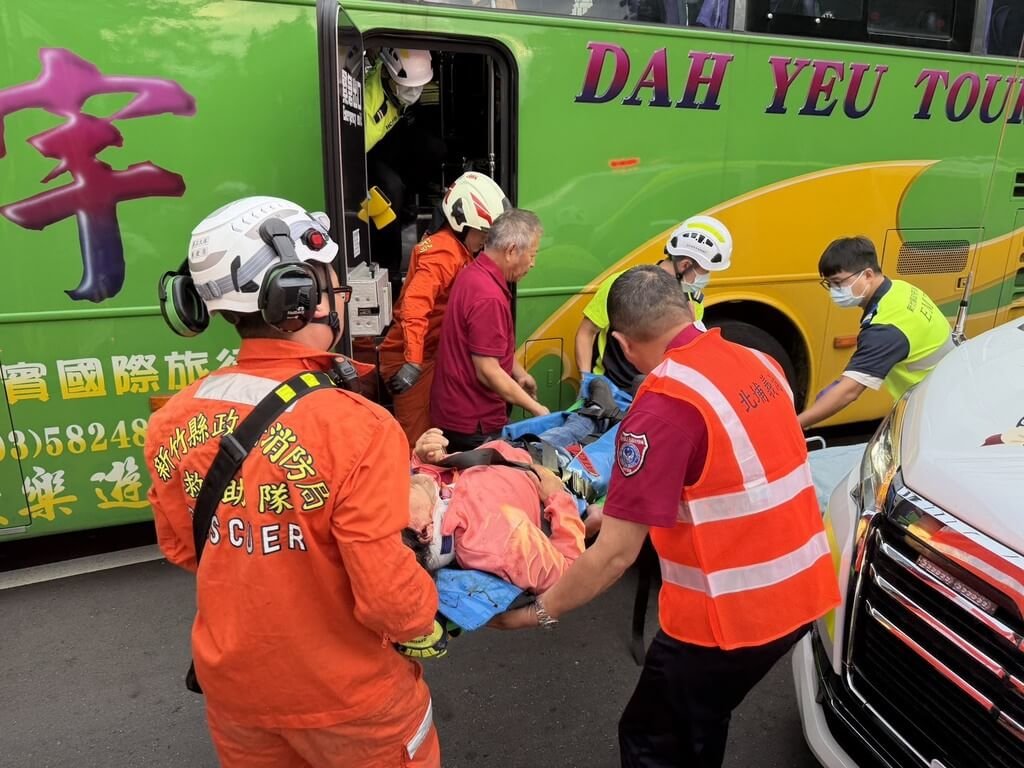 竹縣北埔遊覽車撞民宅 3乘客受傷送醫
