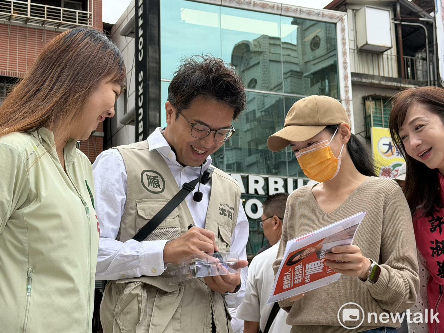  沈伯洋赴吳興市場掃街，並幫民眾簽名。 圖：高逸帆／攝 