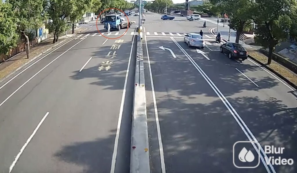 苗市經國路左轉貨車撞斑馬線行人 老翁倒地昏迷