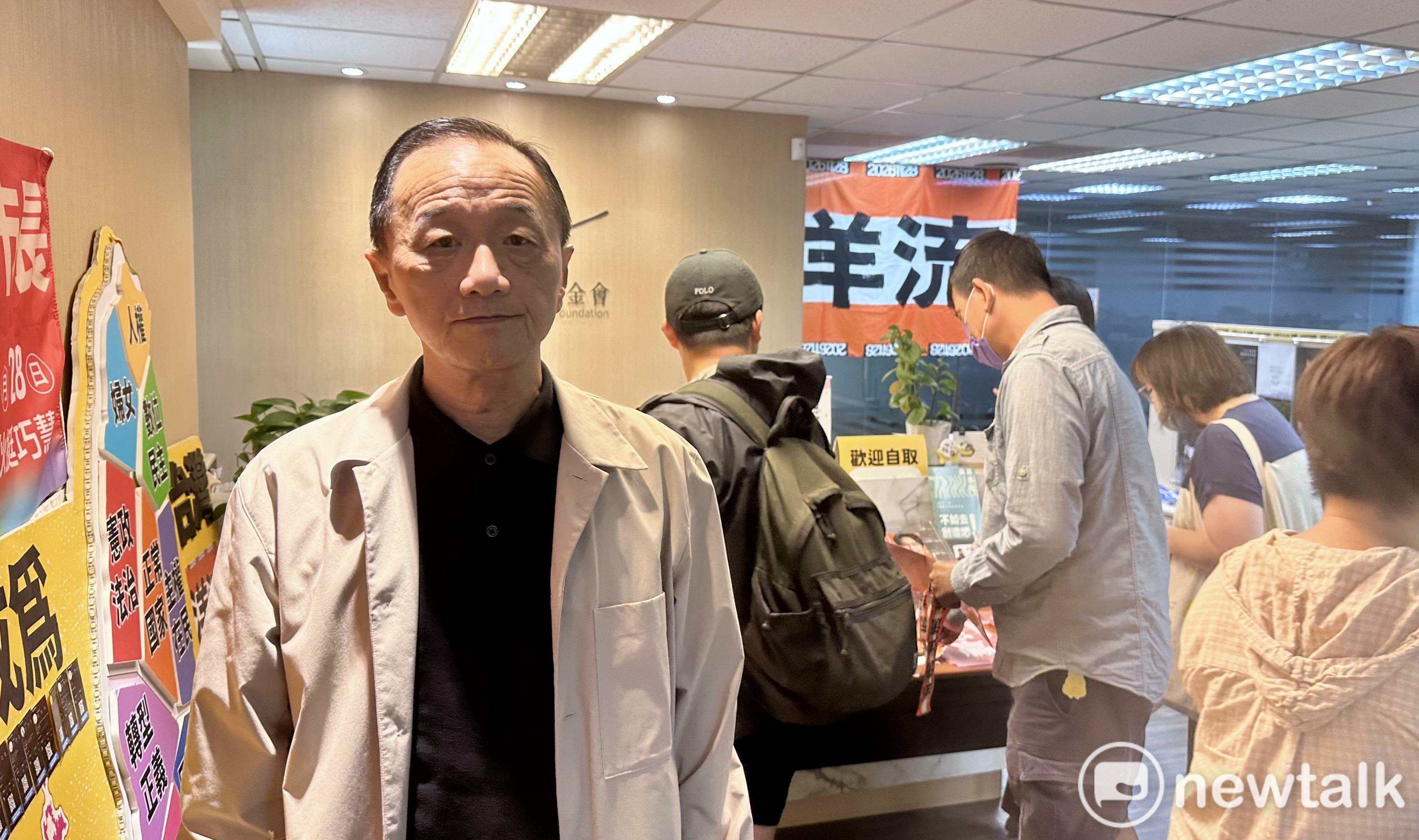  辜寬敏基金會副董事長林宜正：在熱心執持者贊助下，基金會也化身為沈伯洋發放飄帶和競選小物的地方。圖： 朱蒲青拍攝 