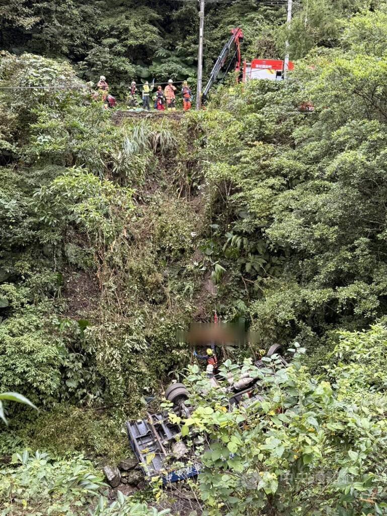 新北坪林吊車翻落邊坡 駕駛無生命跡象送醫搶救