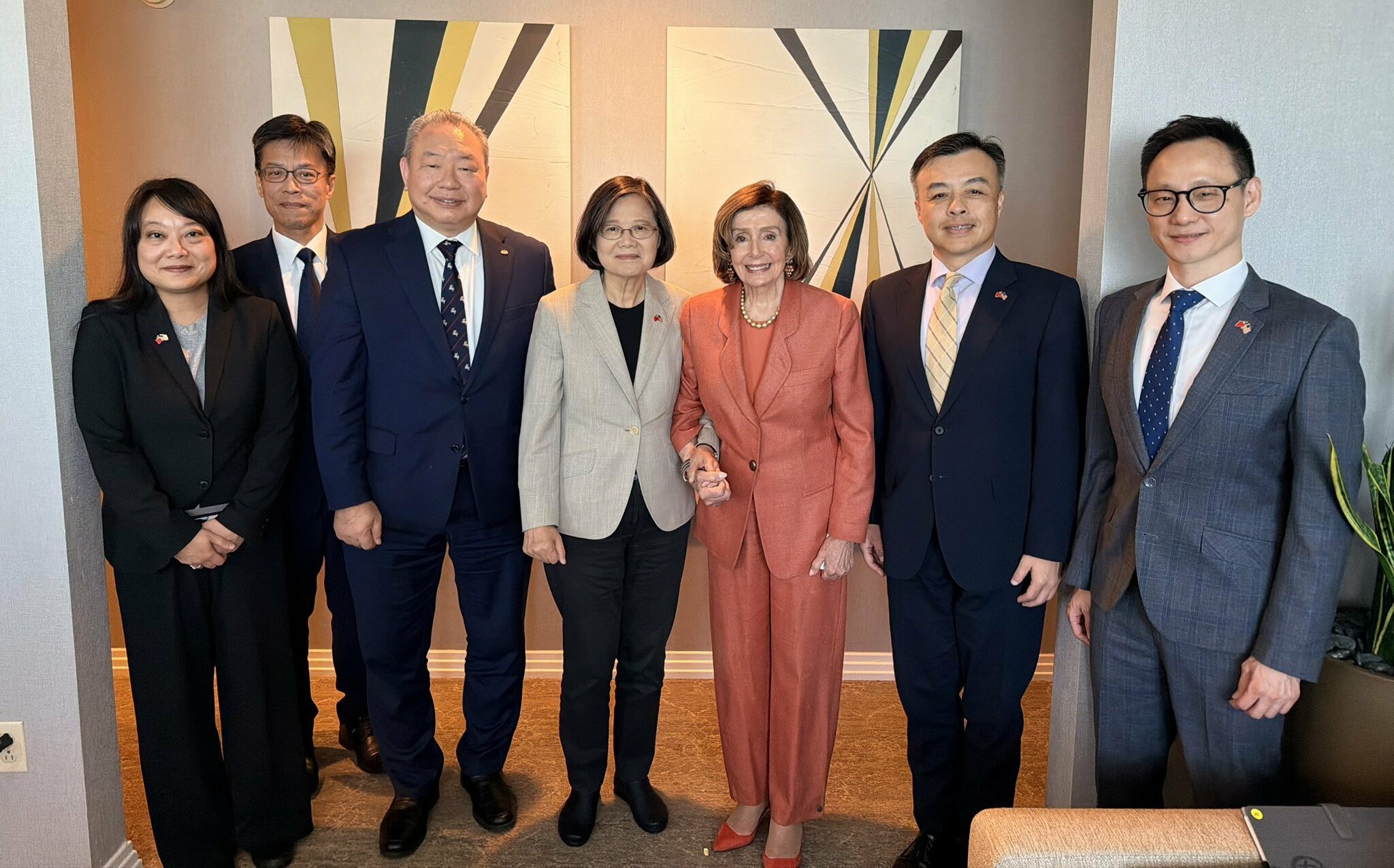 前總統蔡英文舊金山會裴洛西 贈絲巾、巧克力獲讚「絕配」