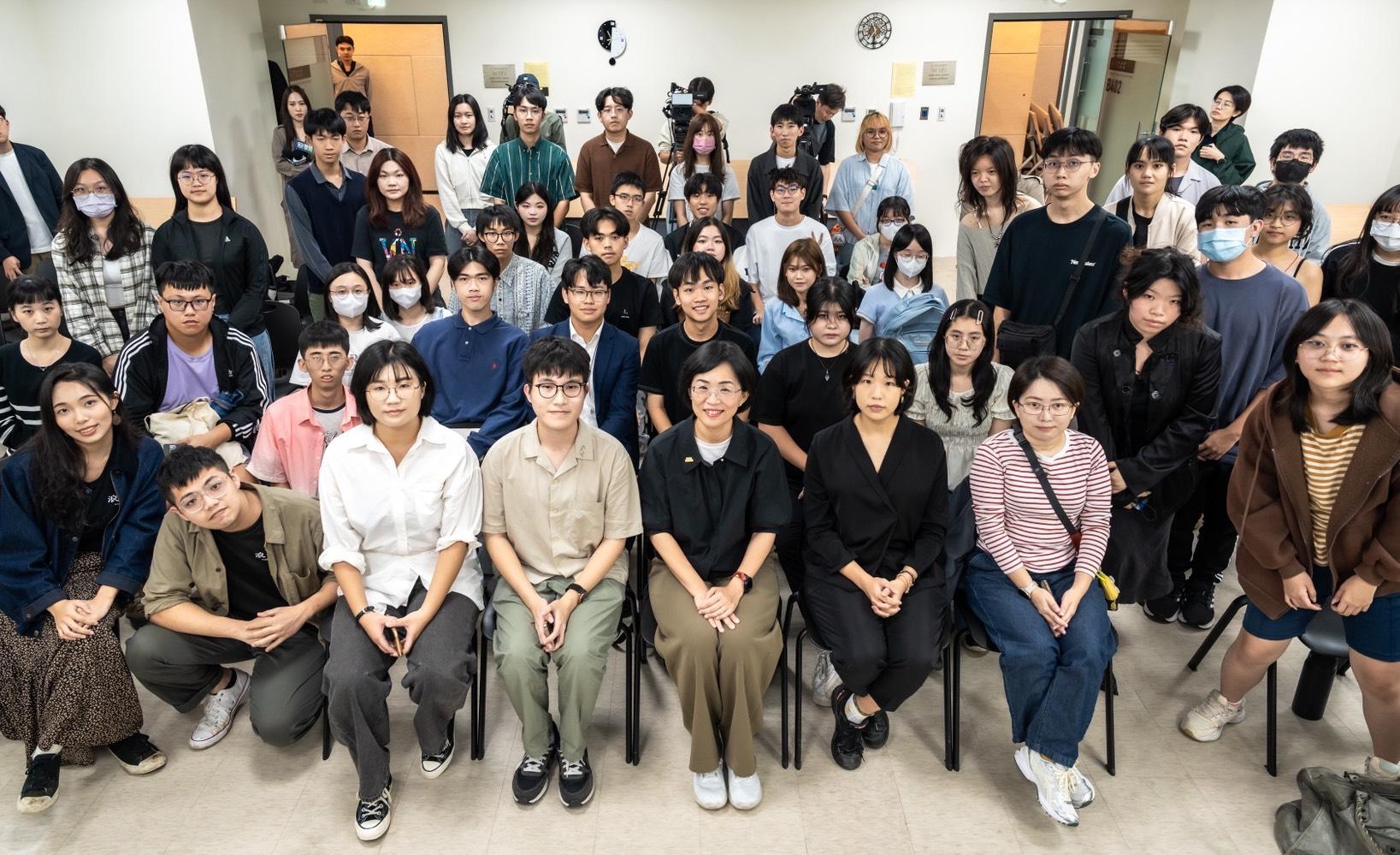  蘇巧慧和參與「青年論壇」的青年學子合影， 圖：蘇巧慧競總提供 